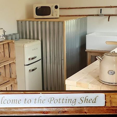 The Potting Shed Near Tenby, 100" Projector, Four Poster Bed, On-Site Hot Tub Access Via Spa Pack, Breakfast Eksteriør bilde