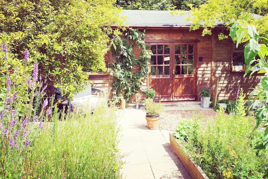 The Potting Shed Near Tenby, 100" Projector, Four Poster Bed, On-Site Hot Tub Access Via Spa Pack, Breakfast Eksteriør bilde