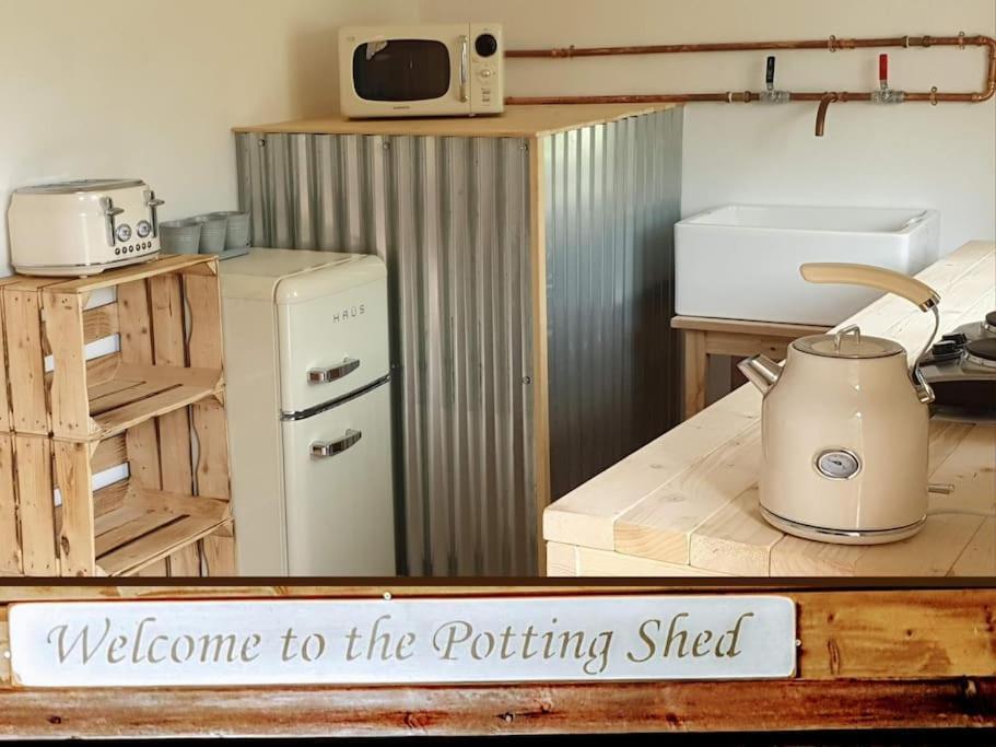 The Potting Shed Near Tenby, 100" Projector, Four Poster Bed, On-Site Hot Tub Access Via Spa Pack, Breakfast Eksteriør bilde