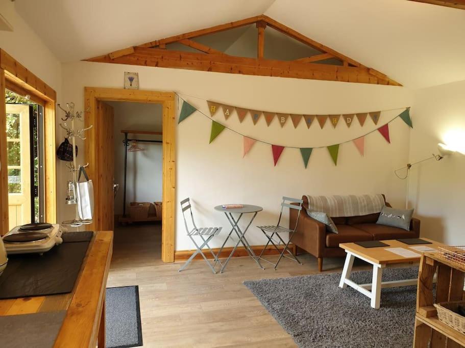 The Potting Shed Near Tenby, 100" Projector, Four Poster Bed, On-Site Hot Tub Access Via Spa Pack, Breakfast Eksteriør bilde