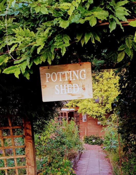 The Potting Shed Near Tenby, 100" Projector, Four Poster Bed, On-Site Hot Tub Access Via Spa Pack, Breakfast Eksteriør bilde